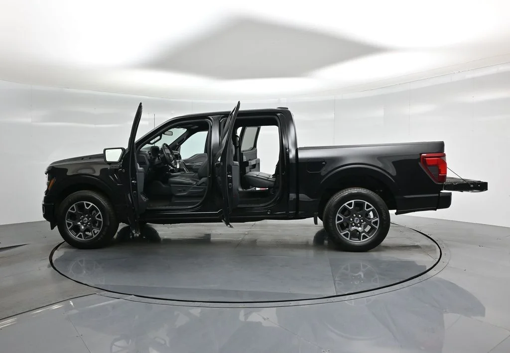 New 2024 Agate Black Metallic Ford XLT image 32