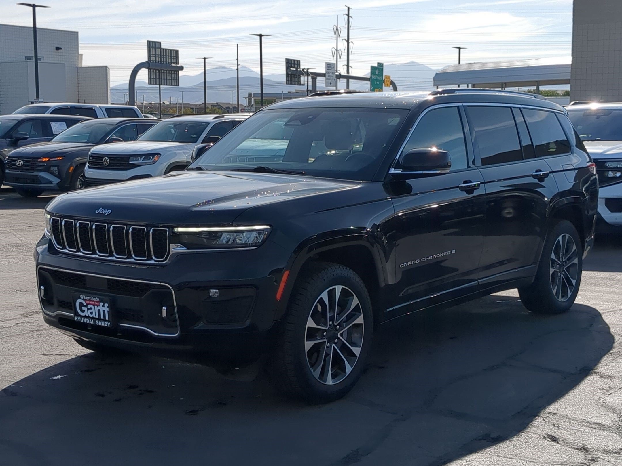 Used 2021 Diamond Black Crystal Pearlcoat Jeep Overland image 8