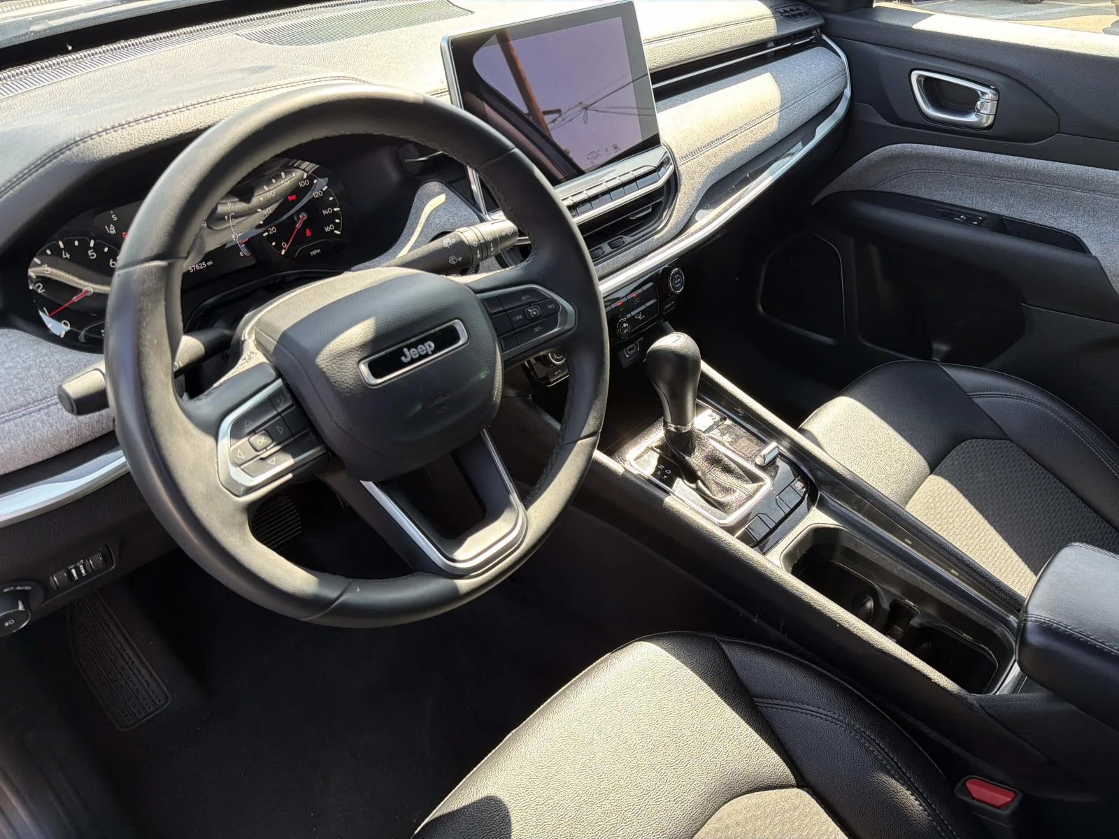 Used 2024 BALTIC GRAY MET Jeep Latitude 4x4 image 7