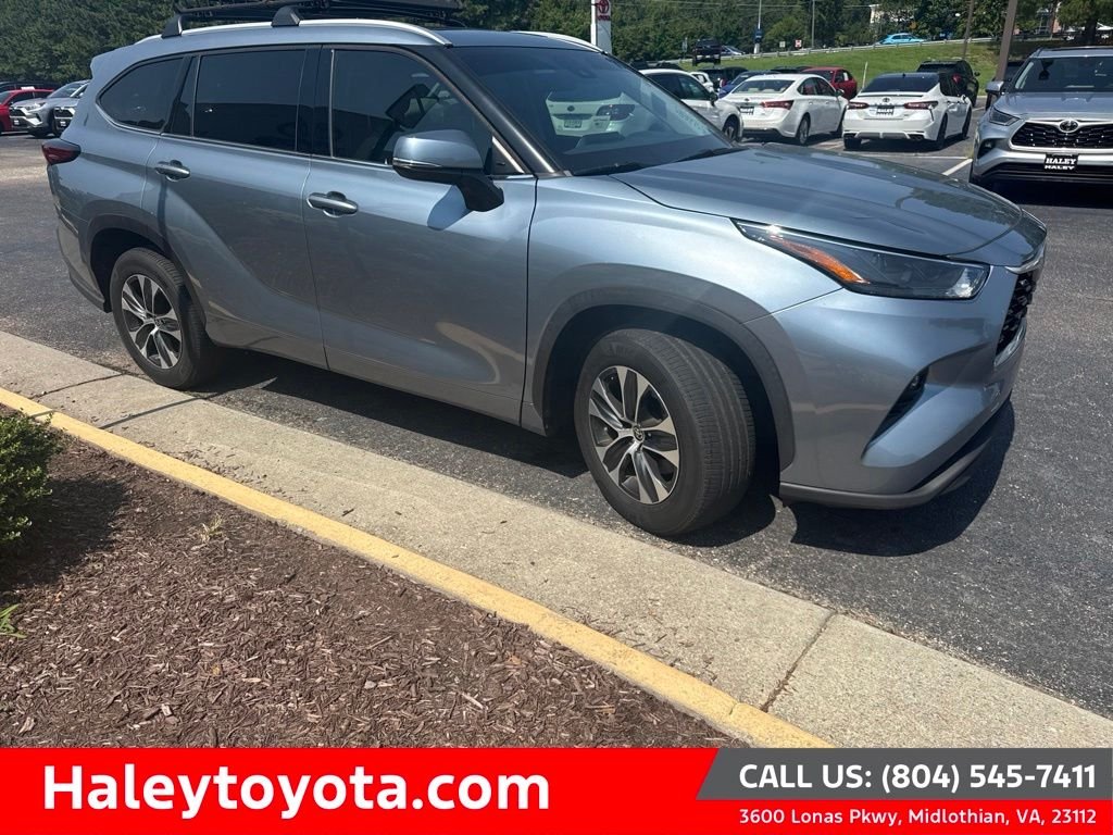 Used 2022  Toyota XLE image 1