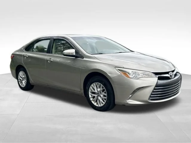 Used 2017  Toyota LE image 7
