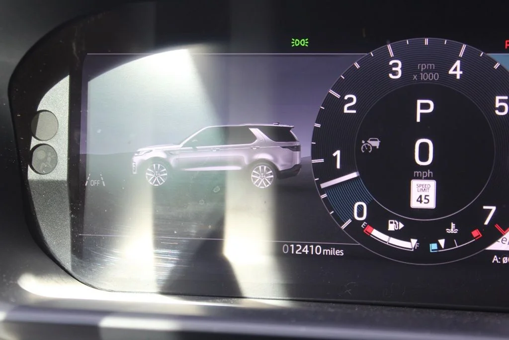 Certified Used 2025  Land Rover Dynamic SE image 21