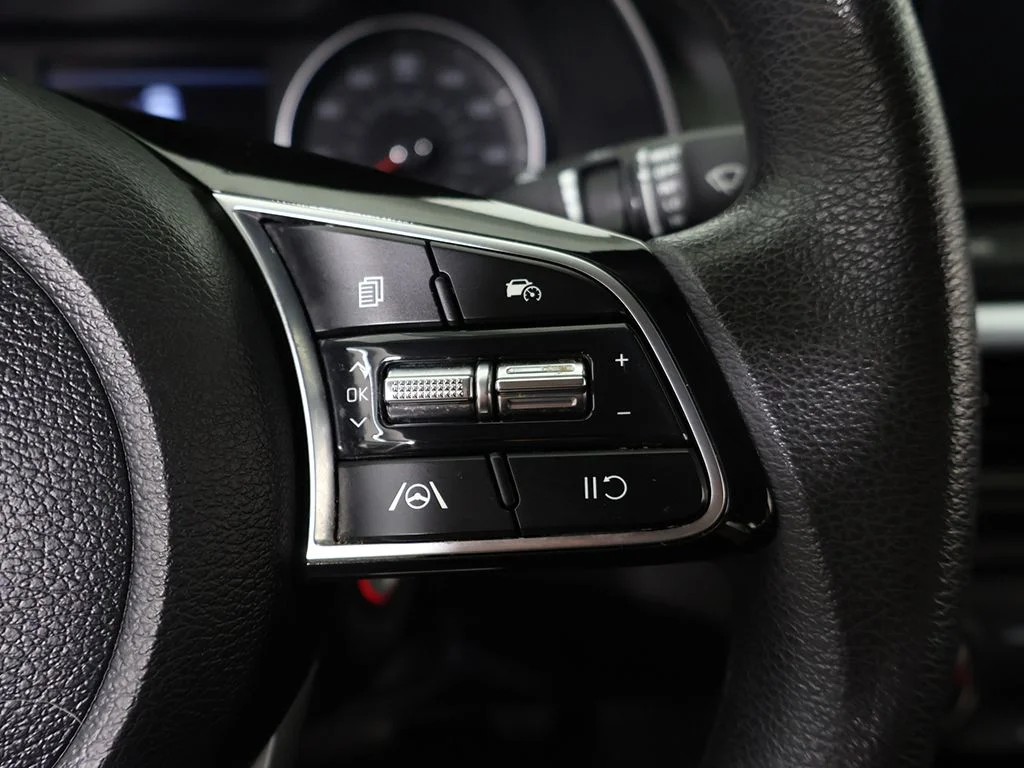 Used 2022 White Kia LXS image 38
