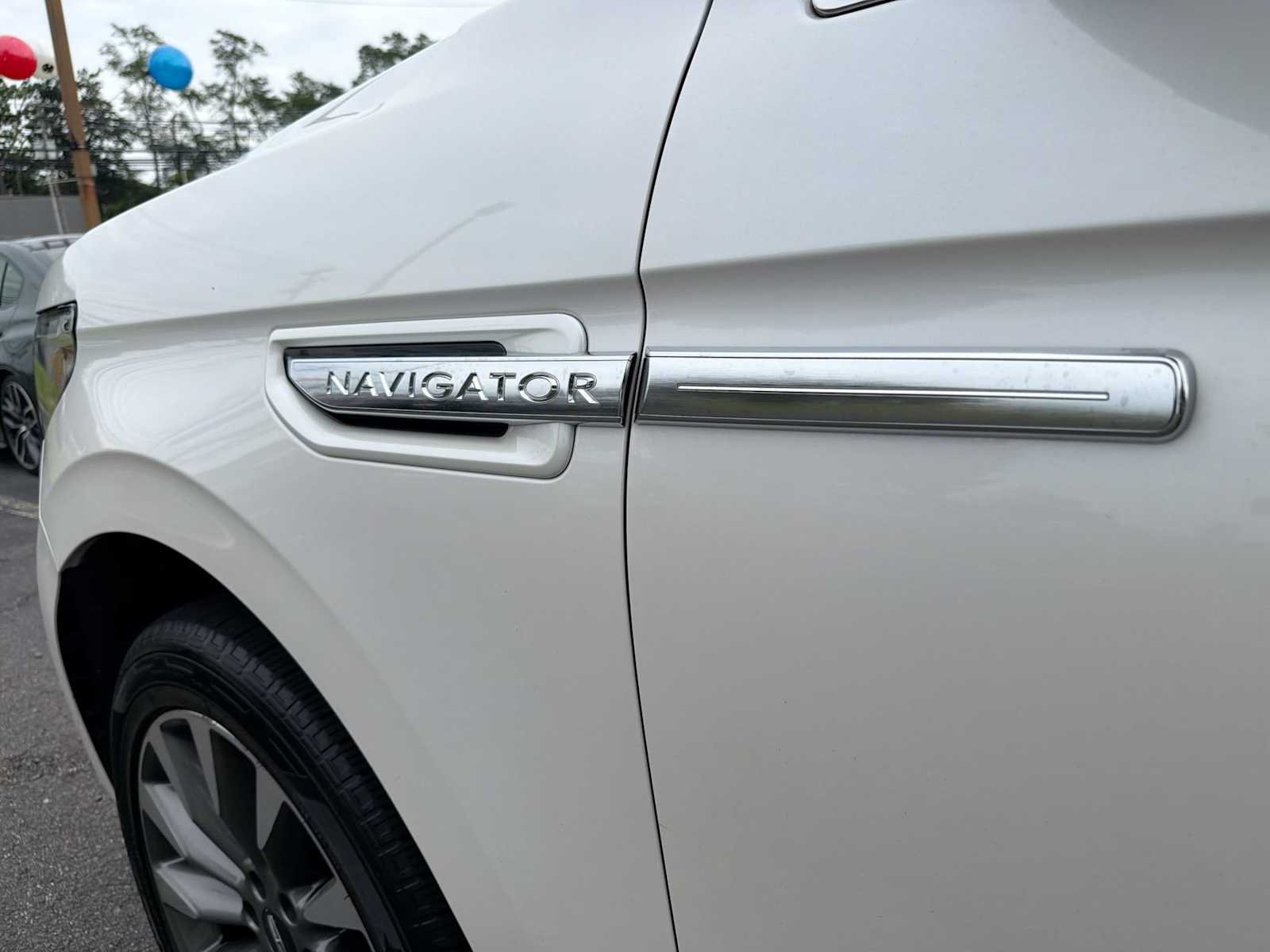 Used 2019 White Platinum Metallic Tri-Coat Lincoln Select image 18