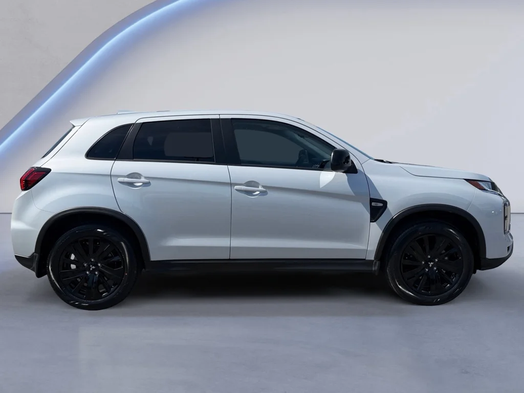 New 2026 White Diamond Mitsubishi LE image 2