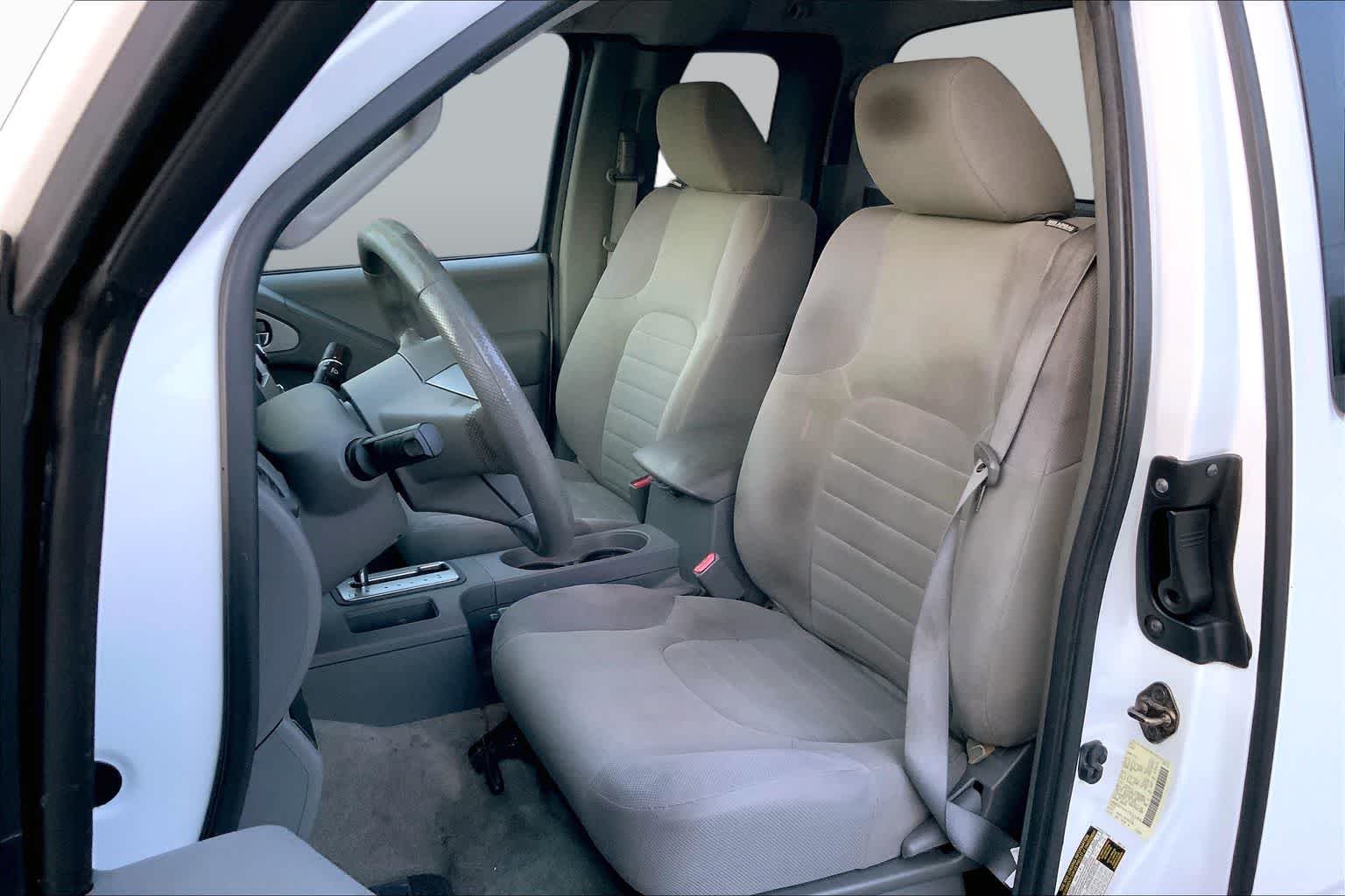 Used 2015 Glacier White Nissan S image 7