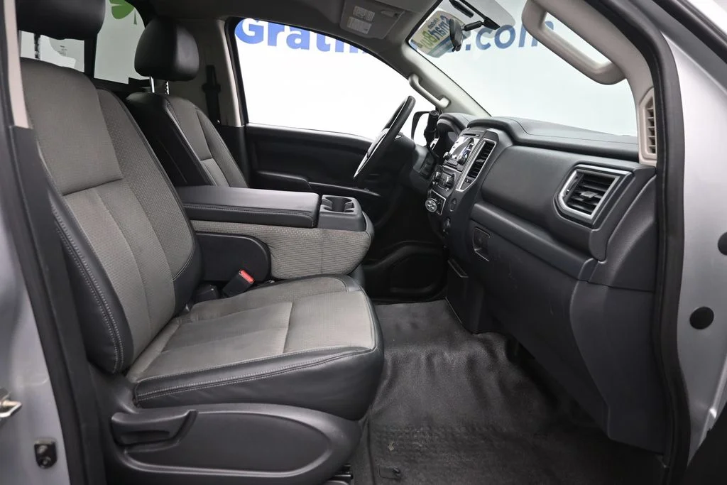 Used 2017 Silver Nissan S image 9