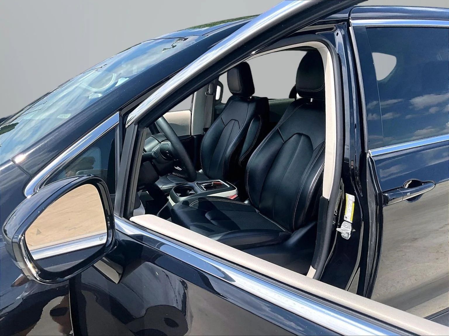 Used 2024 Black Chrysler Touring L image 25