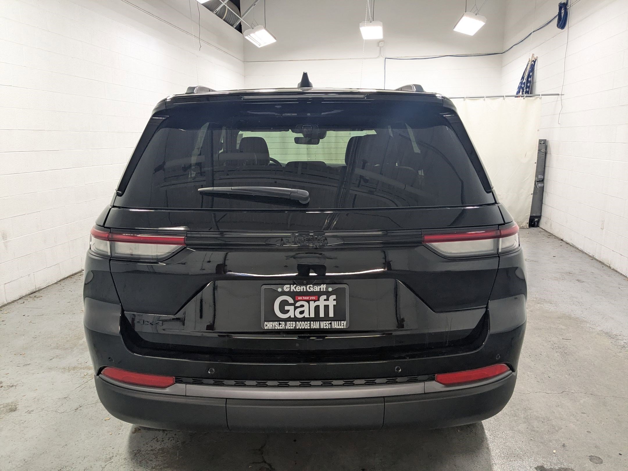 New 2026 Diamond Black Crystal Pearl-Coat Exterior Paint Jeep Limited image 5