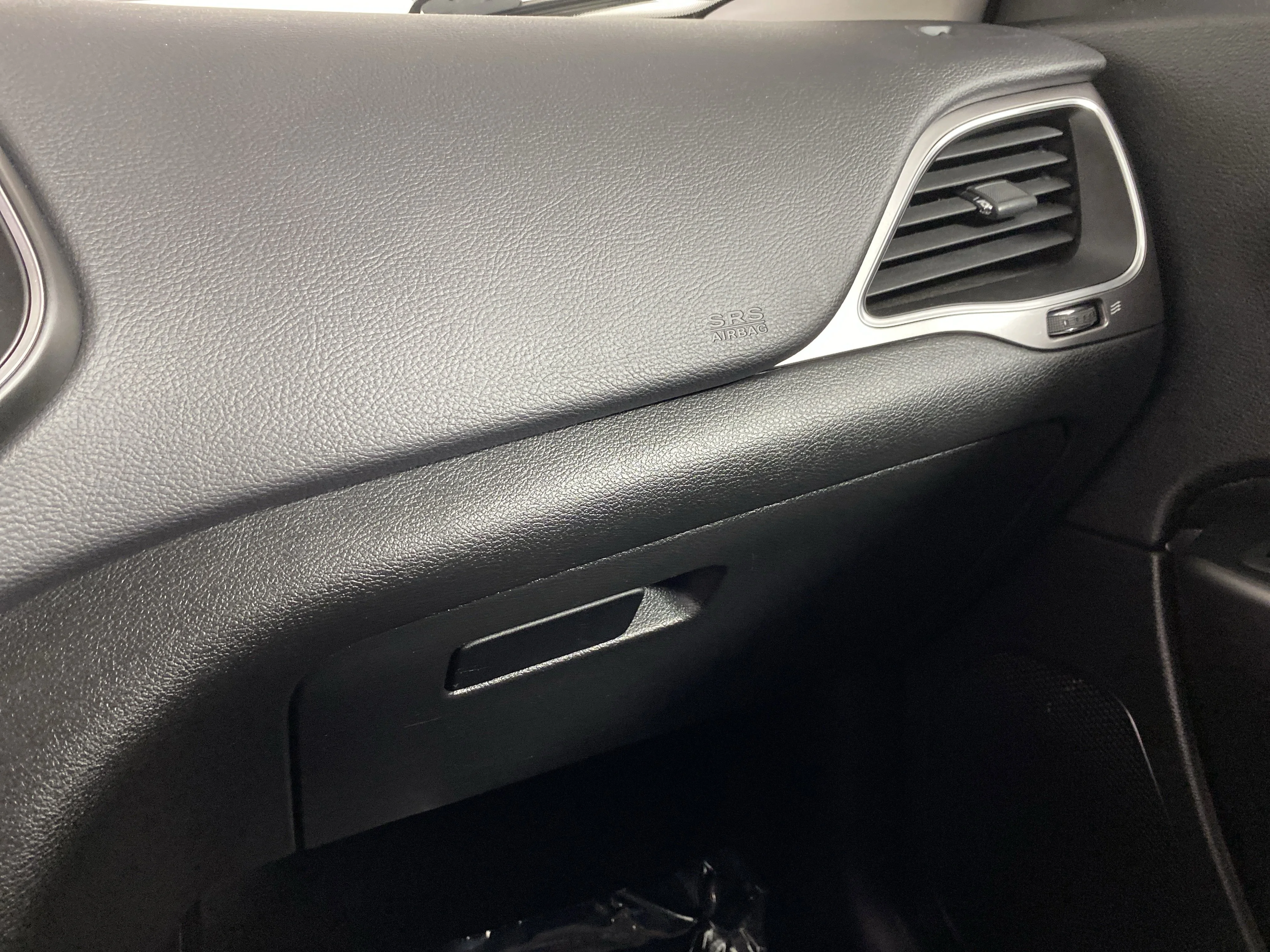 Used 2019 Light Brownstone Pearlcoat Jeep Latitude image 29