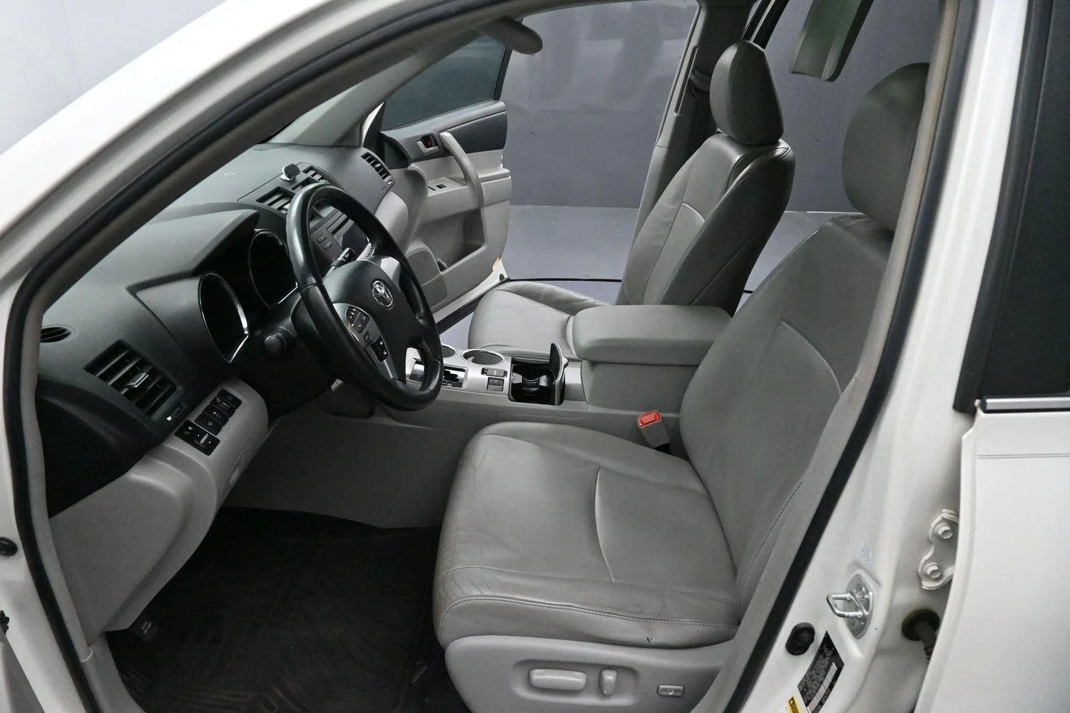 Used 2012 Blizzard Pearl Toyota SE image 11