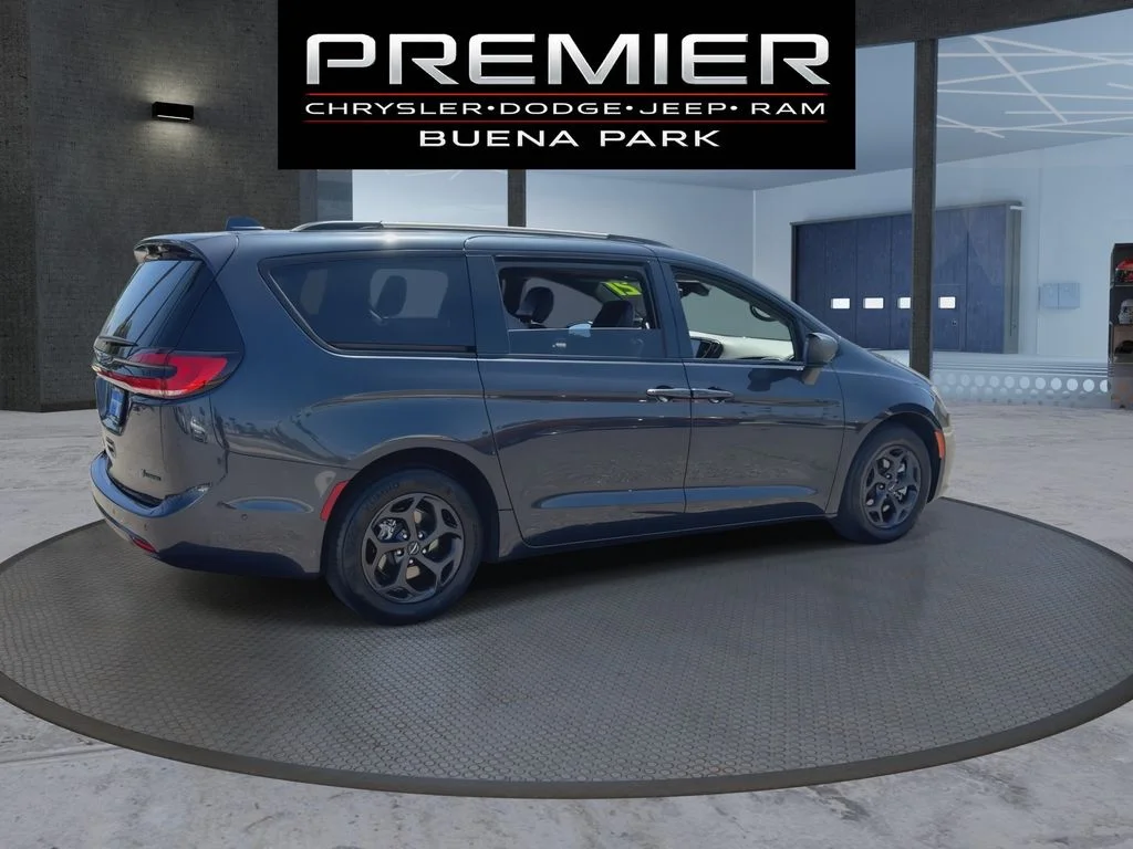Used 2021 Gray Chrysler Limited image 8