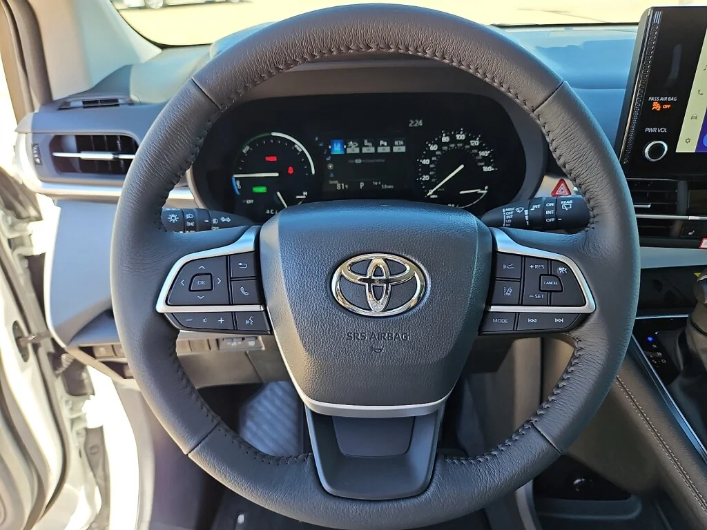 New 2026 Wind Chill Pear Toyota XLE 8 Passenger image 8