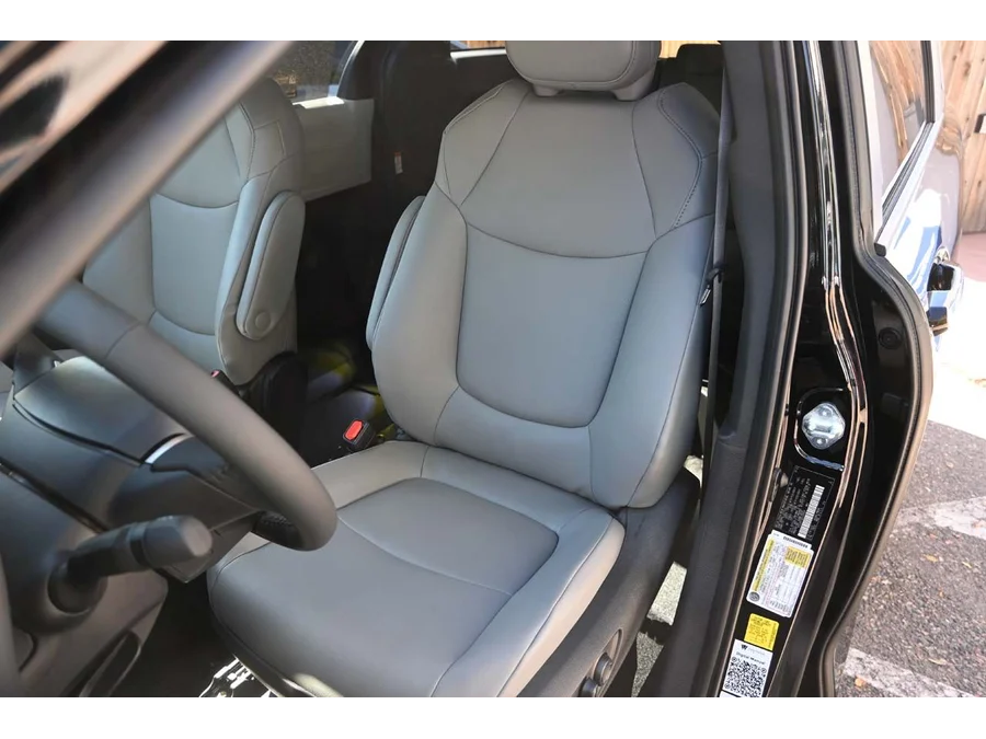2025 Toyota Sienna XLE - Photo 14