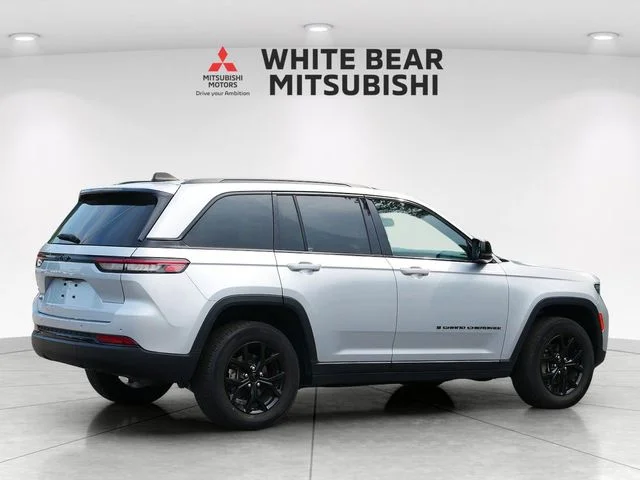 Used 2024 Silver Jeep Altitude image 5