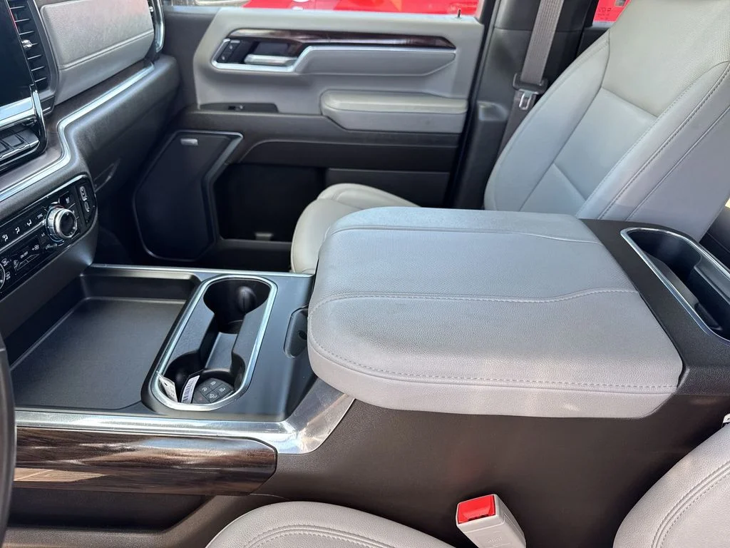 Used 2025 White GMC SLT image 21