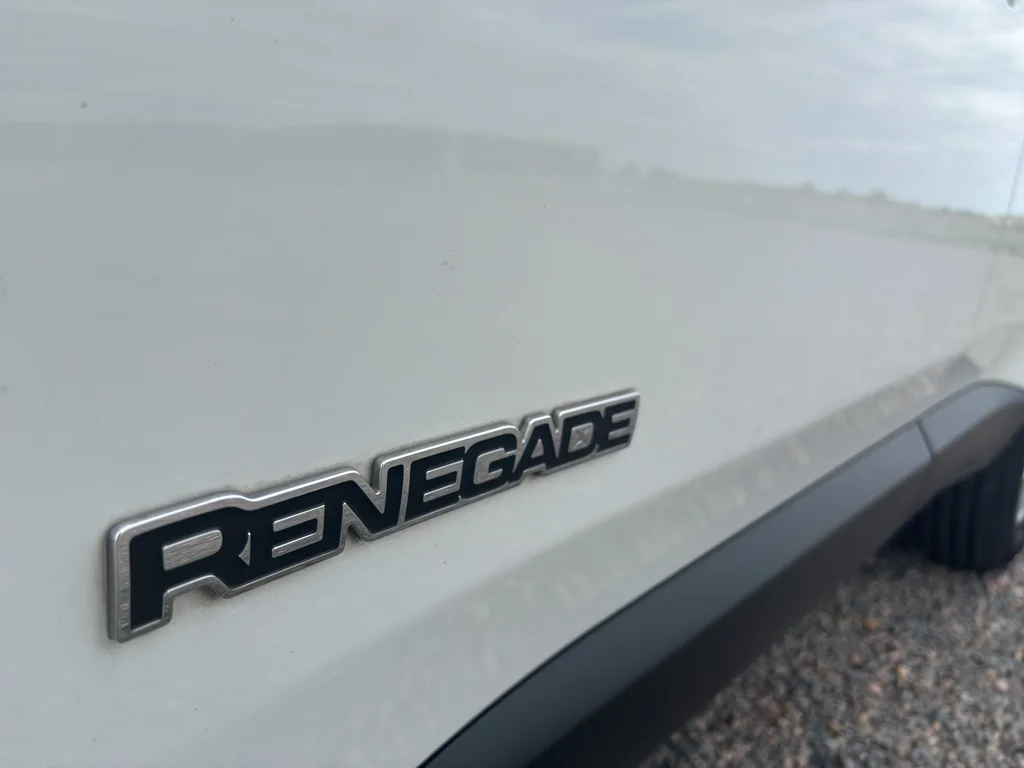 Used 2017 Alpine White Jeep Latitude image 10