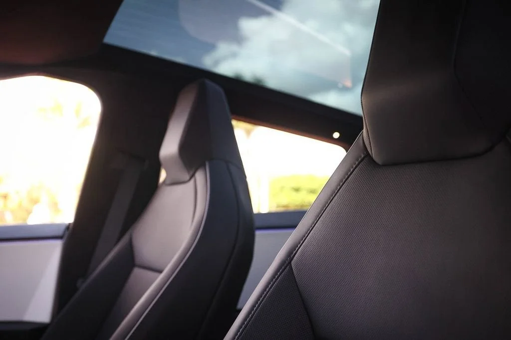 2024 Tesla Cybertruck Base - Photo 35