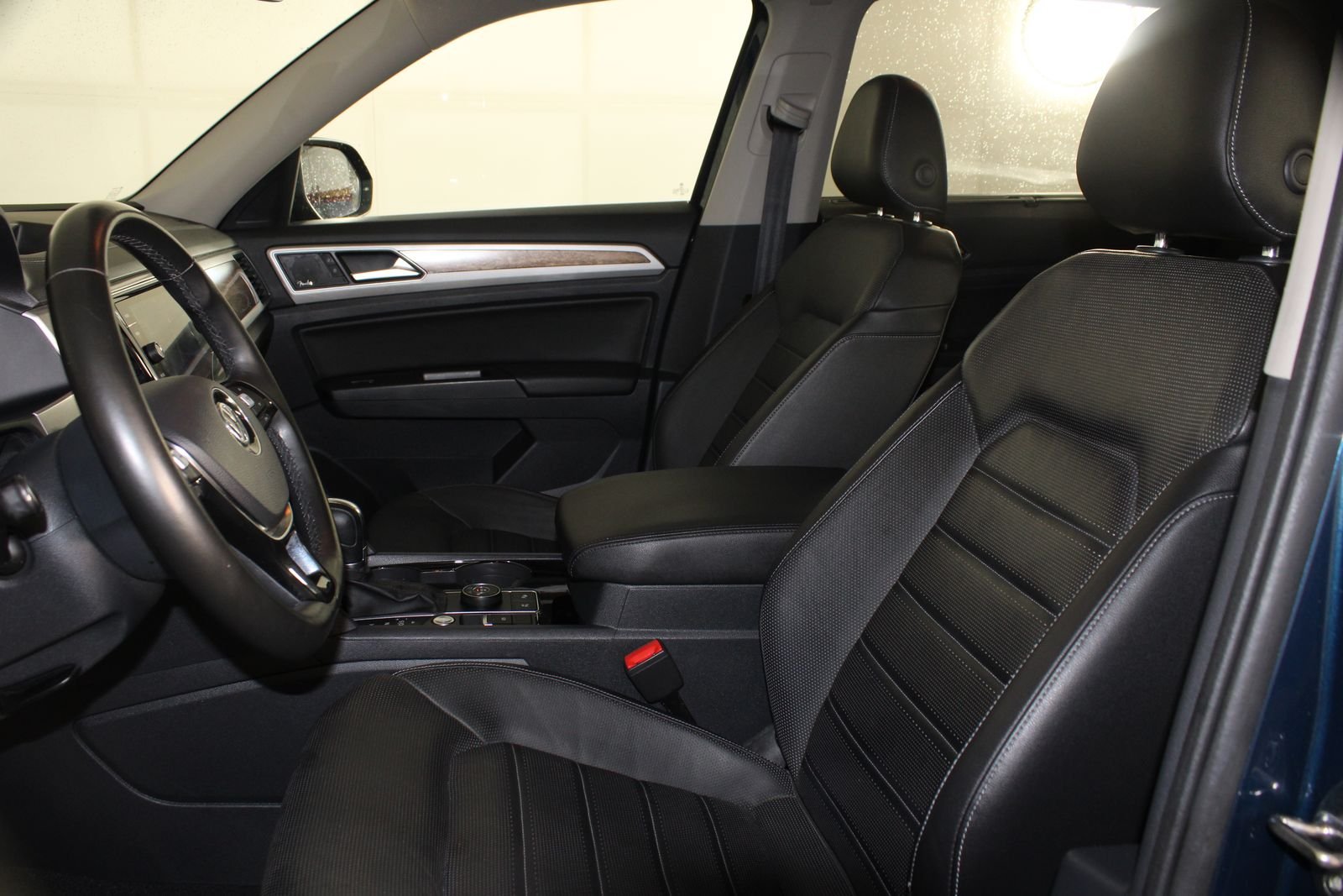Used 2019 Blue Volkswagen SEL Premium image 12