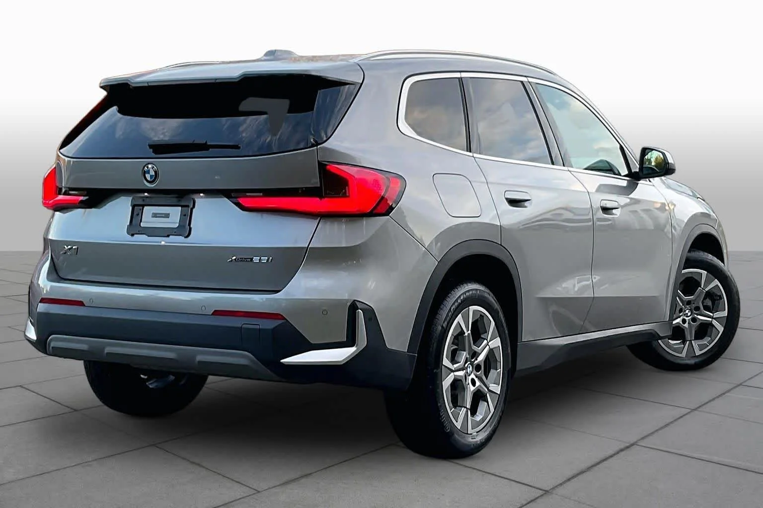 Used 2023 Space Silver Metallic BMW xDrive28i image 12