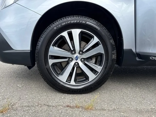 Used 2019 Ice Silver Metallic Subaru Limited image 26