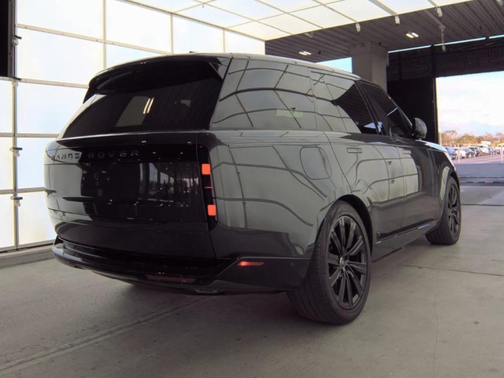 2023 Land Rover Range Rover SE photo 2