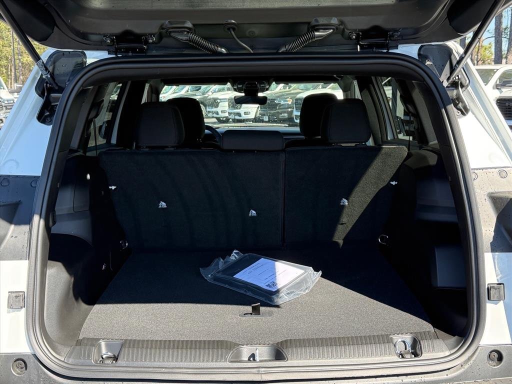 New 2026 Bright White Clear-Coat Exterior Paint Jeep Laredo 4x4 image 4