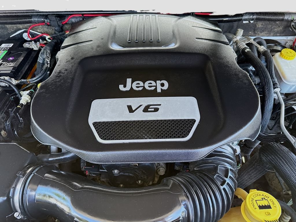 Used 2018 Bright White Clearcoat Jeep Sahara image 25