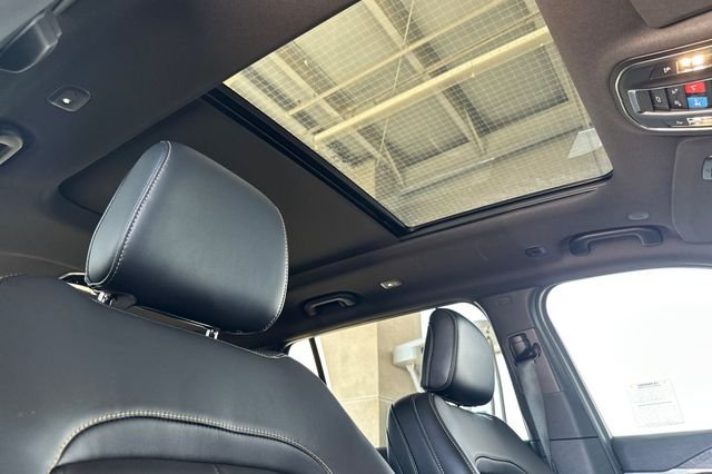 New 2026 Bright White Clear-Coat Exterior Paint Jeep  image 17