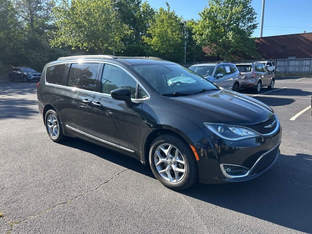 2017 Chrysler Pacifica Touring-L's photo