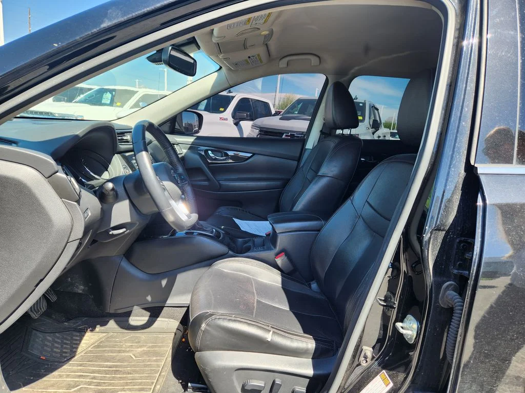 Used 2020 Black Nissan SL image 5