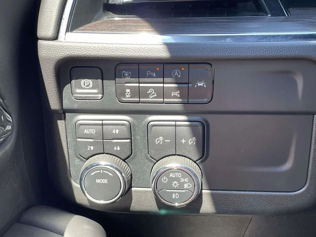 Used 2025 Black Chevrolet Z71 image 29