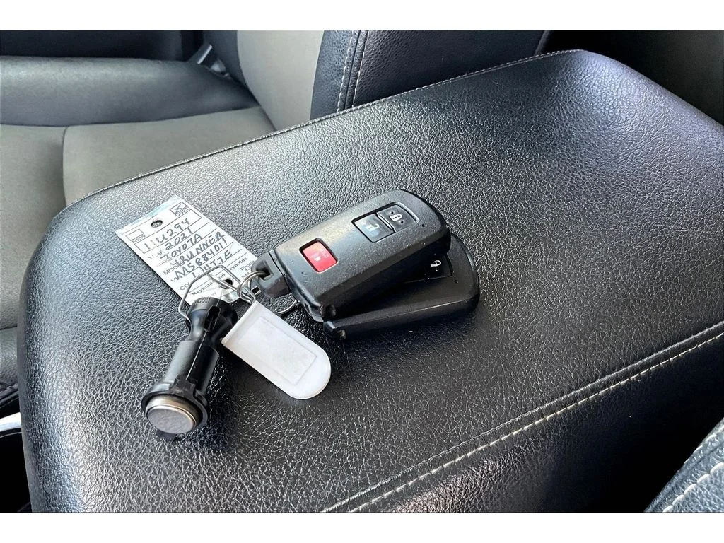 Used 2021  Toyota SR5 Premium image 9