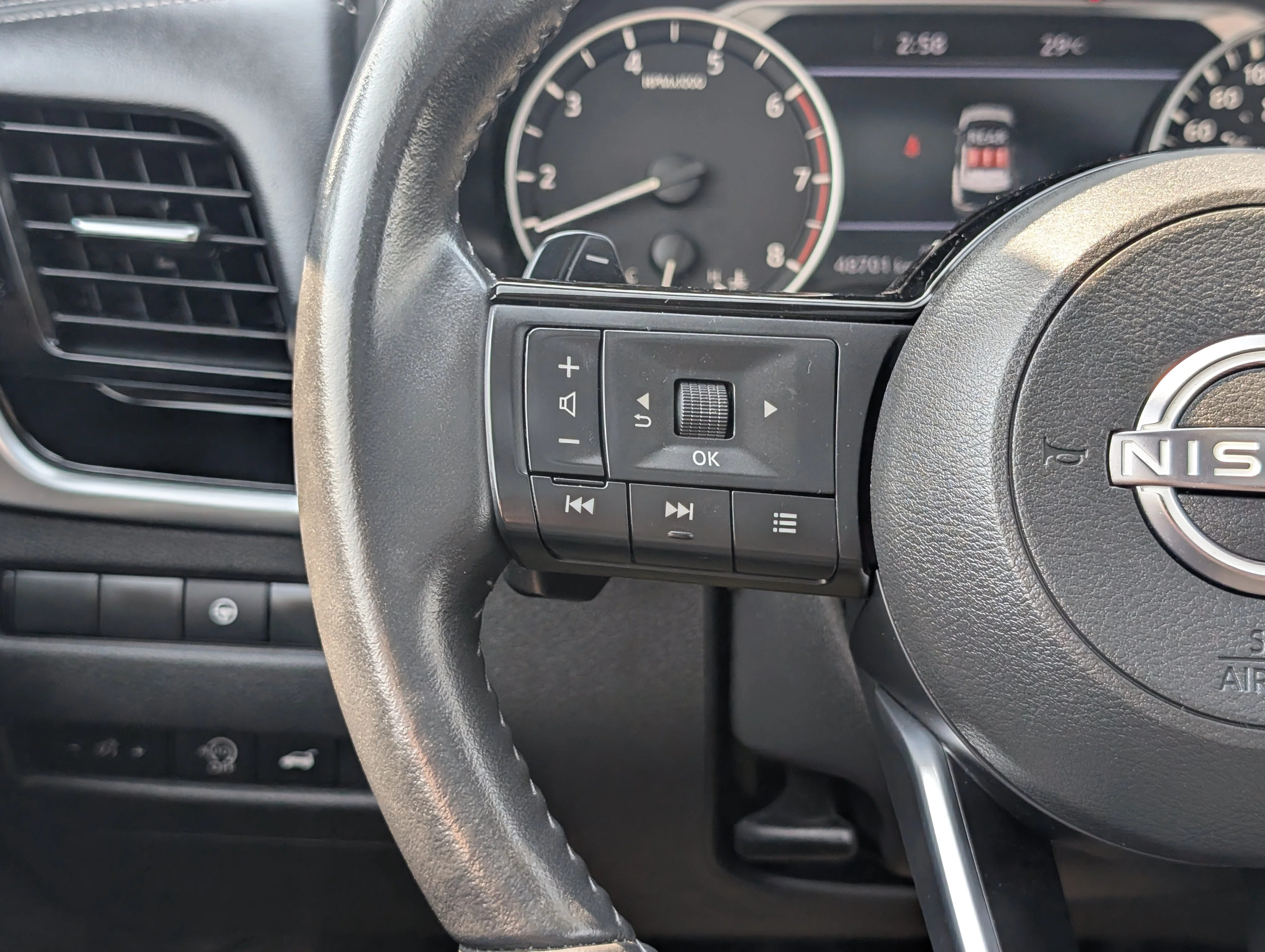 Used 2023 Glacier White Nissan SL image 26
