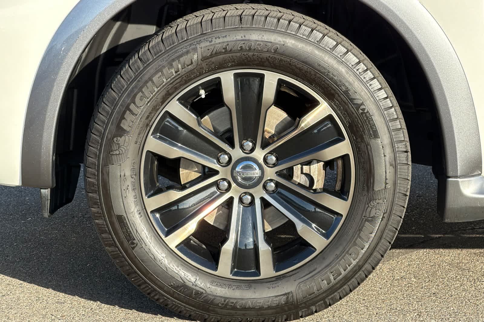 Used 2017 Pearl White Nissan Platinum image 33