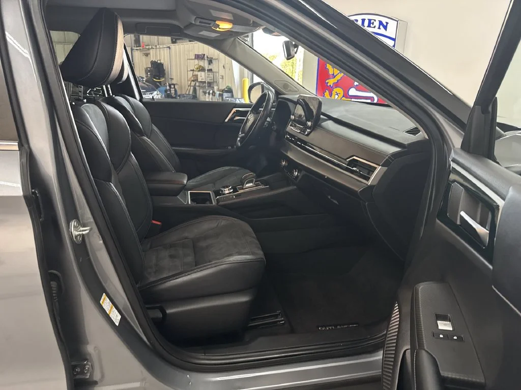 Used 2022 Mercury Gray Metallic Mitsubishi SE image 18