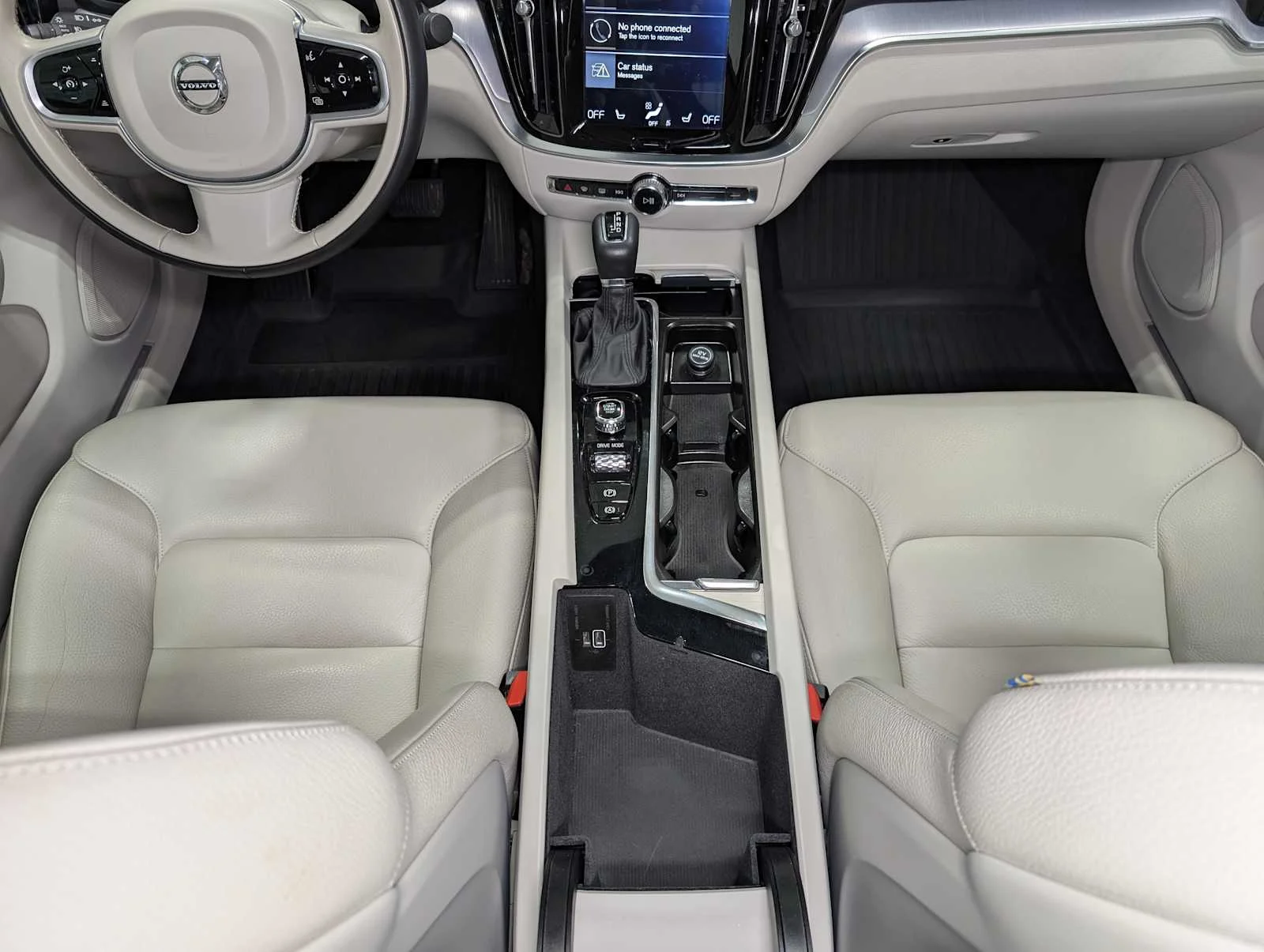 Used 2020  Volvo Momentum image 20