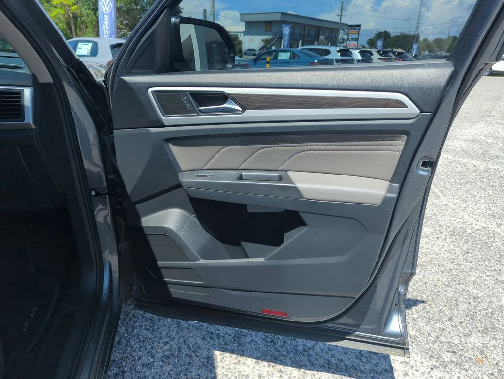 Used 2023  Volkswagen 2.0T SE image 33