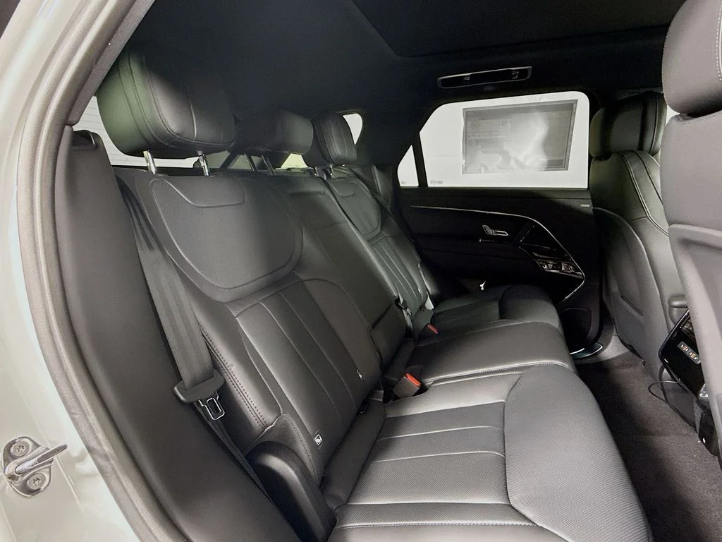 Certified Used 2025 White Land Rover Dynamic SE image 29