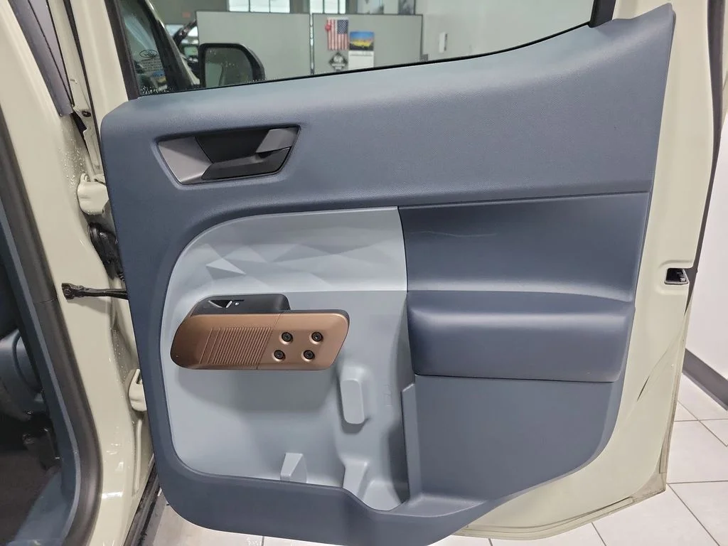 Used 2024  Ford Lariat image 18