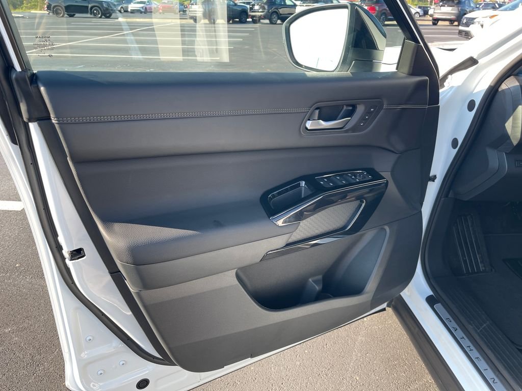 New 2026 Everest White Pearl TriCoat Nissan Platinum image 12