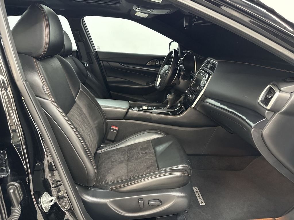Used 2021 Super Black Nissan SR image 18