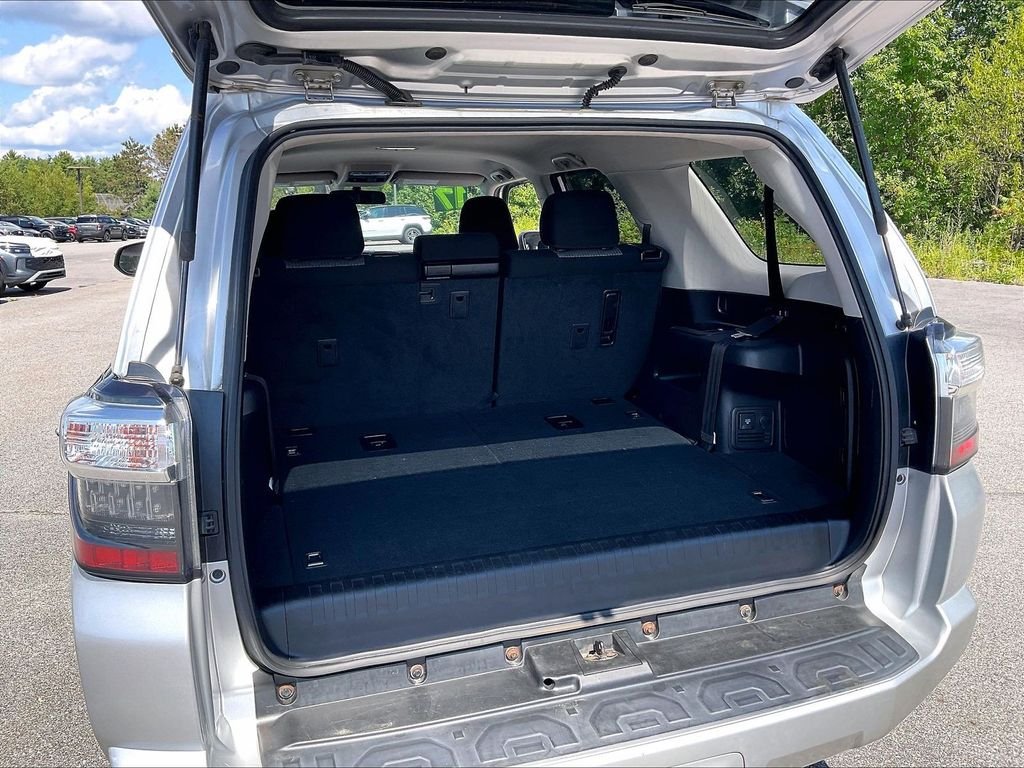 Used 2017 Classic Silver Metallic Toyota SR5 image 37