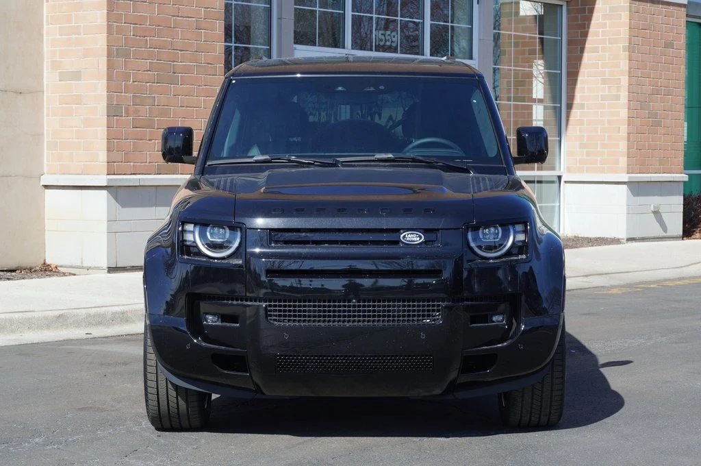 New 2026 Santorini Black Land Rover V8 image 4
