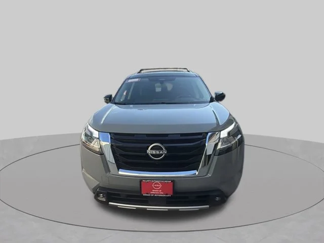 Used 2022 Gray Nissan Platinum image 11