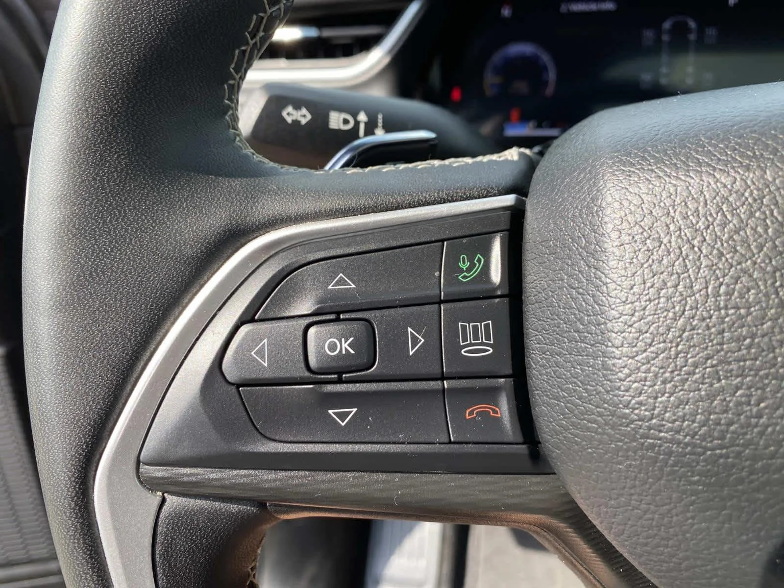 Used 2023 Baltic Gray Metallic Clearcoat Jeep Altitude image 19
