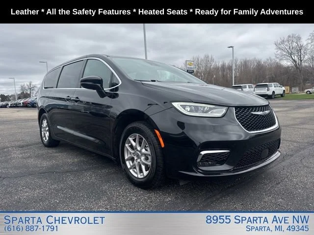 2025 Chrysler Pacifica Select's photo