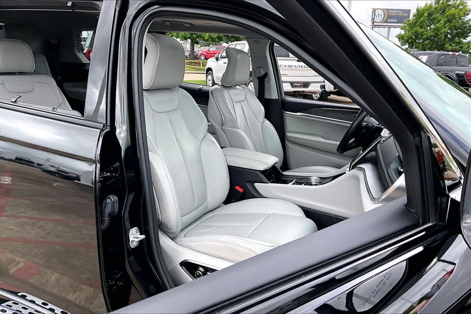 Used 2021 Diamond Black Crystal Pearlcoat Jeep Overland image 16