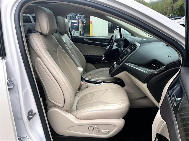 Used 2019 White Lincoln Reserve image 7