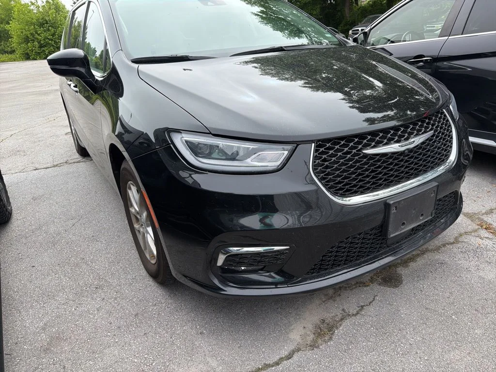 2024 Chrysler Pacifica Touring L's photo